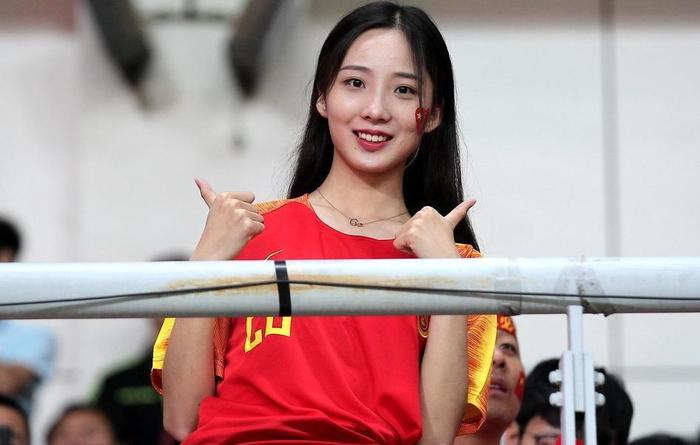 美女球迷抢镜！中国男足如果参加世界杯，首发阵容会是什么？