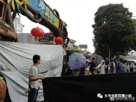 周星驰深圳拍《美人鱼2》坐70万房车 游乐园取景拉警戒线防曝光