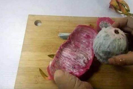 火龙果的新吃法，只需3刀，皮肉完整分离！