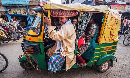 印度总理乘坐突突车现身街头，为在线叫车服务代言，引来围观