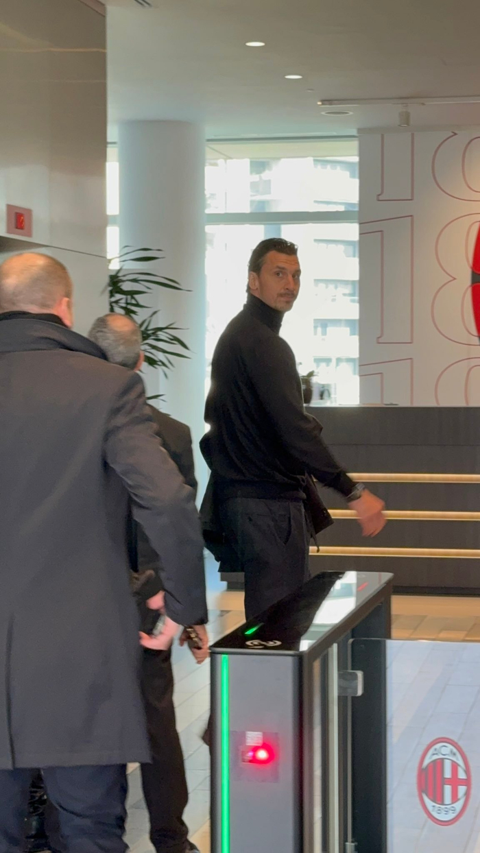 米兰老板卡尔迪纳莱今日视察米兰内洛和总部