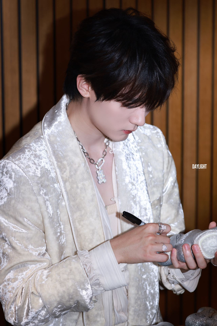 周翊然新加坡见面会白衣亮相,海外人气高涨