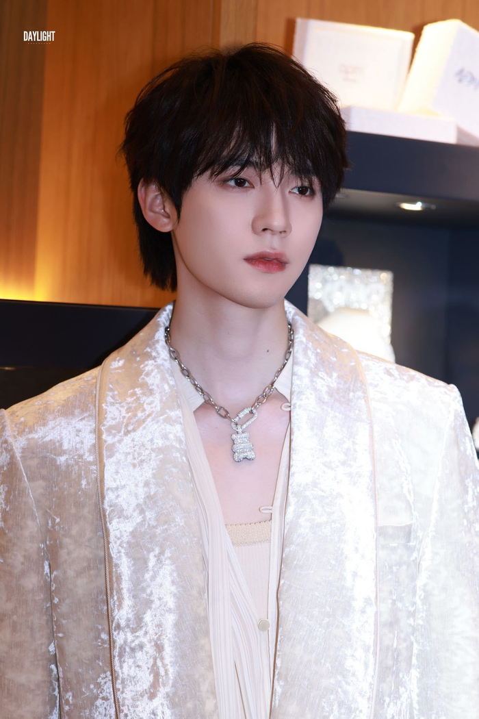 周翊然新加坡见面会白衣亮相,海外人气高涨