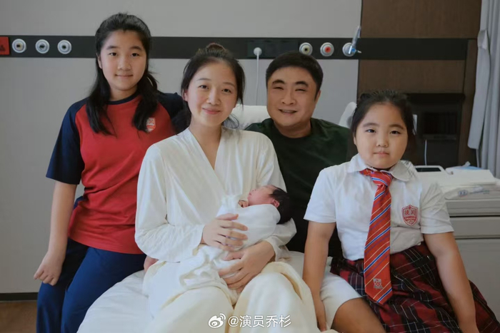 乔杉官宣三胎得子，晒一家五口合照