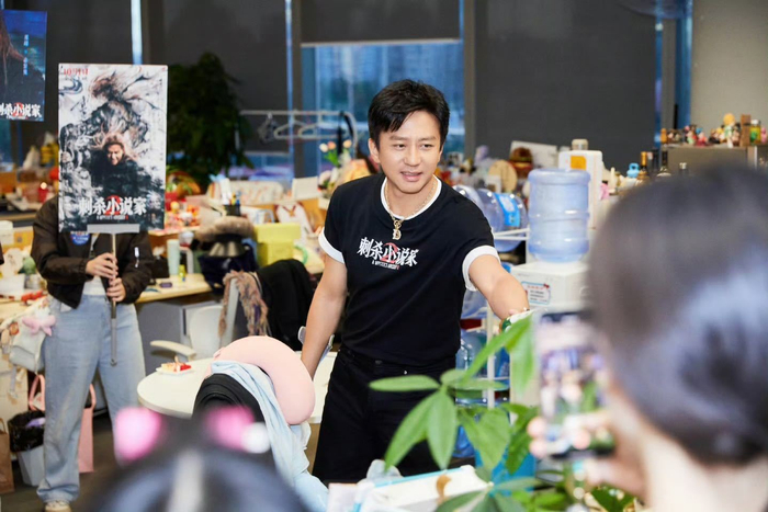 邓超被赞能瞬间切换正经模式，业内人士称其责任心强