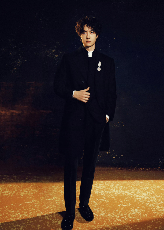 王一博卷毛黑金造型亮相，光影氛围感十足