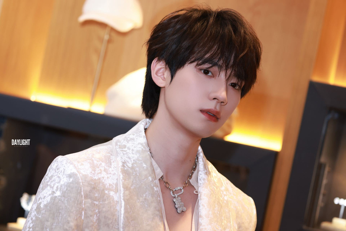 周翊然新加坡见面会白衣亮相,海外人气高涨