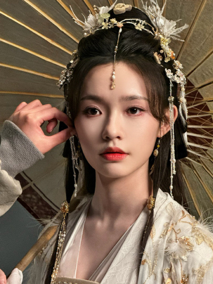 林允回应白衣仙女夸赞,苹果肌升天萌化网友