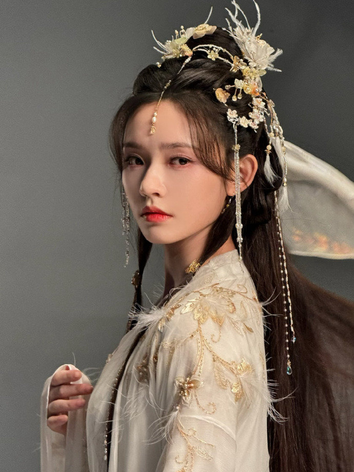 林允回应白衣仙女夸赞,苹果肌升天萌化网友
