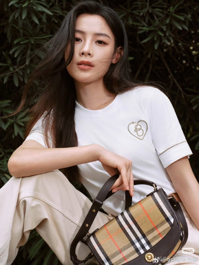 陈丽君踏雪溯源展现小雪节气中式美学