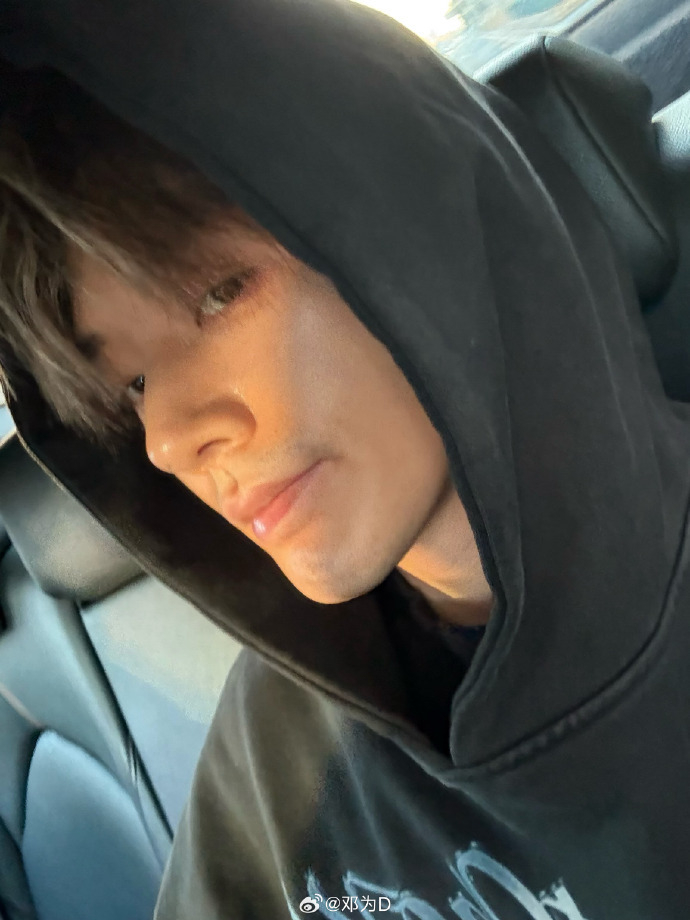 邓为晒素颜自拍穿黑色卫衣配文闪一下