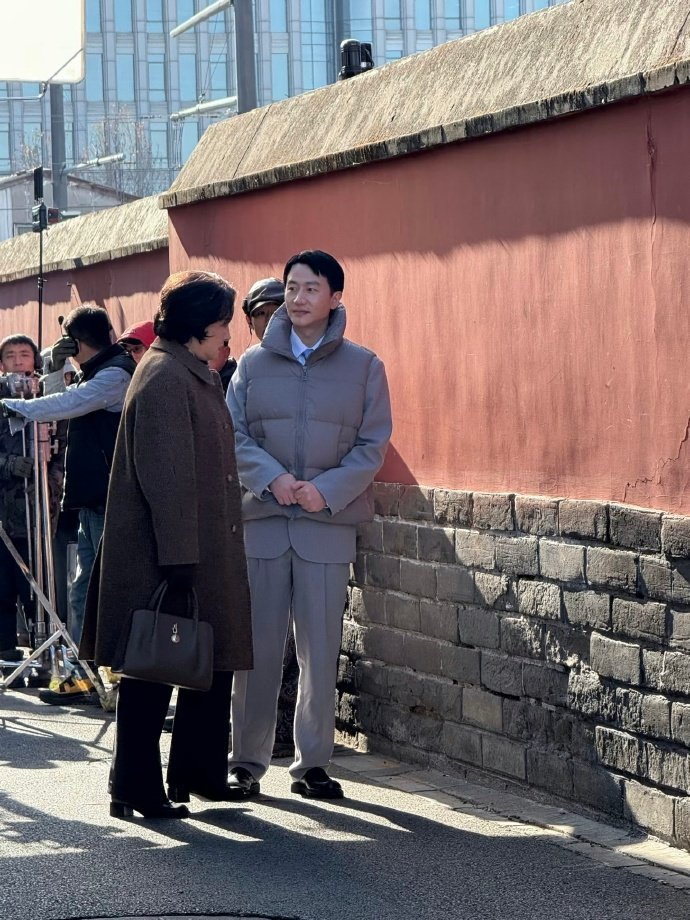 黄轩新剧《美顺与长生》路透曝光，西装外裹羽绒服造型吸睛