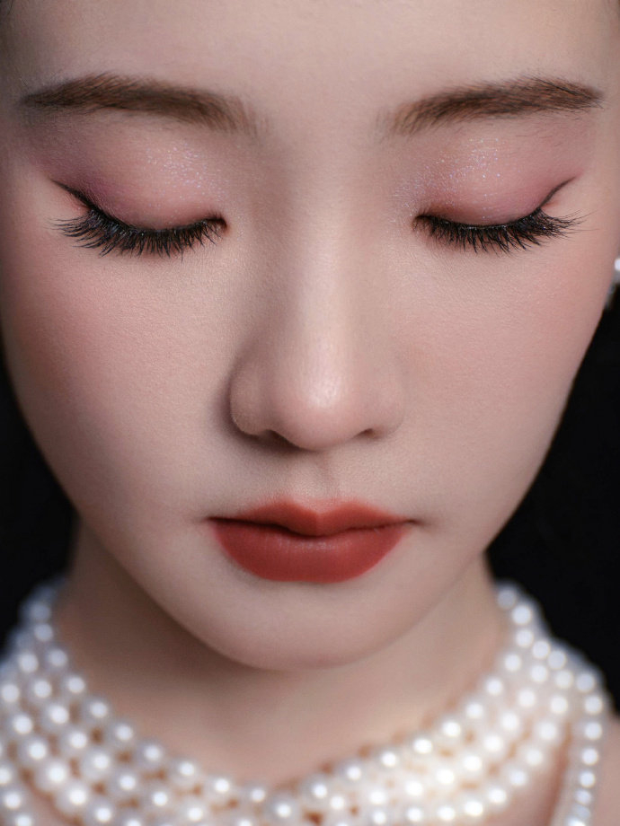 张艺凡低饱和紫调眼影展现清冷灵动反差美