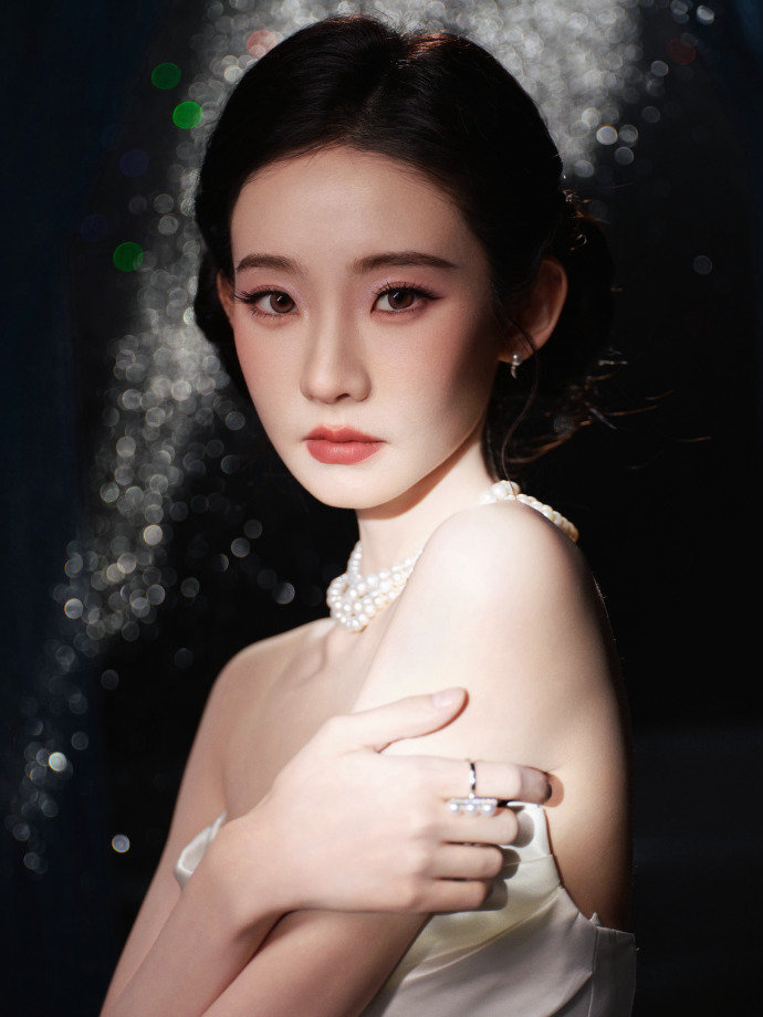 张艺凡低饱和紫调眼影展现清冷灵动反差美