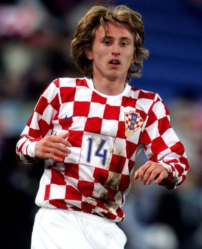 莫德里奇晒20年前首次穿最爱球衣旧照