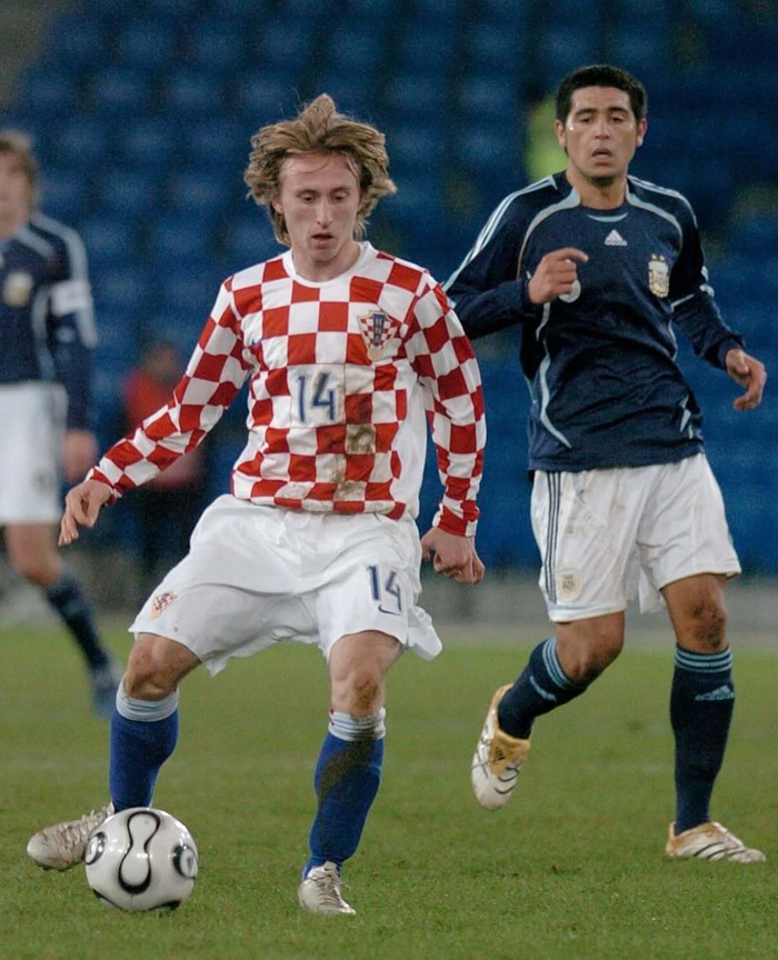 莫德里奇晒20年前首次穿最爱球衣旧照