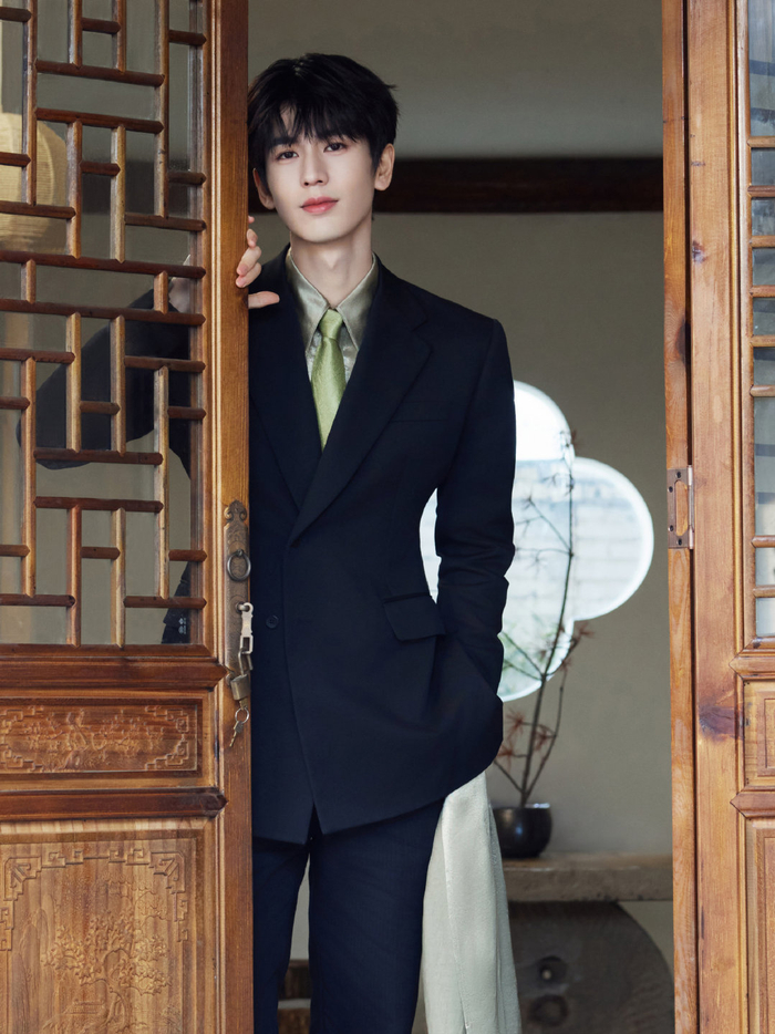 张凌赫片场化身修理师,两度解决道具故障