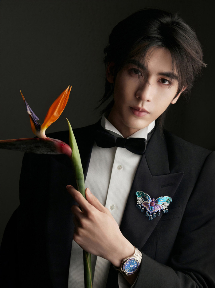 张凌赫片场化身修理师,两度解决道具故障