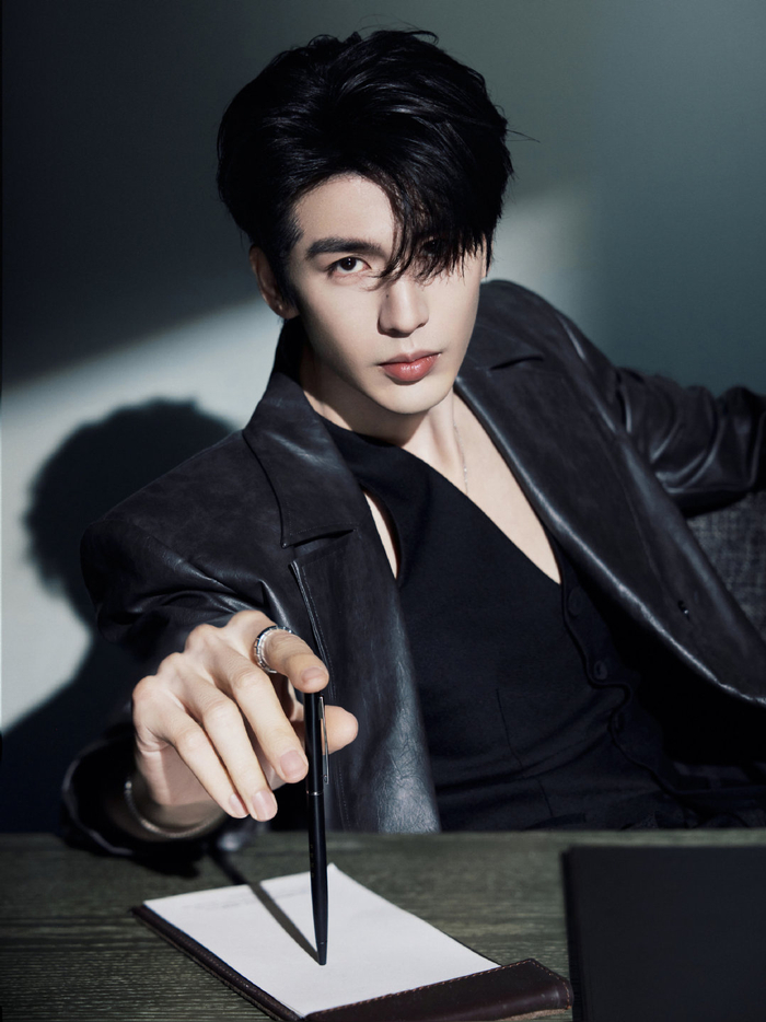 张凌赫片场化身修理师,两度解决道具故障