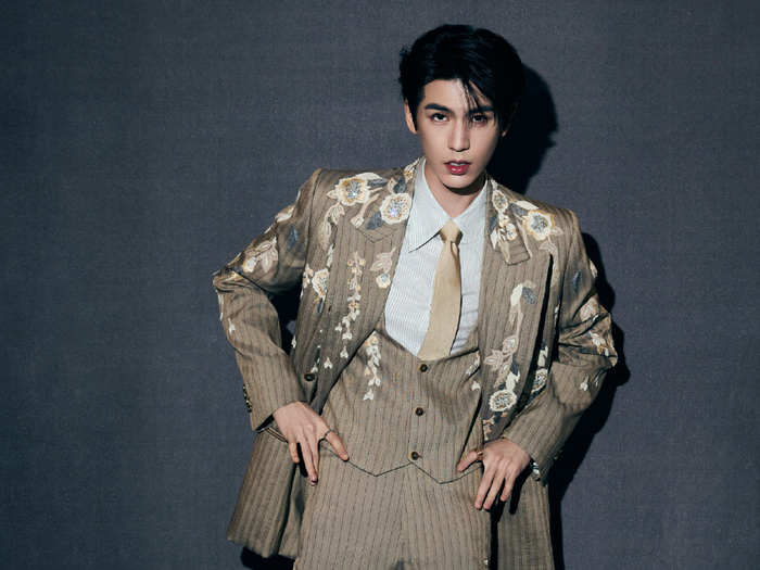 张凌赫片场化身修理师,两度解决道具故障