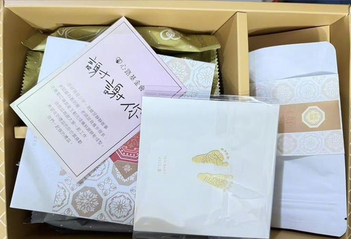 邱泽许玮甯宝宝满月，晒小脚照官宣生娃