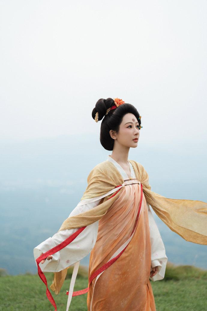 杨紫演绎何惟芳暑期风云值破300万
