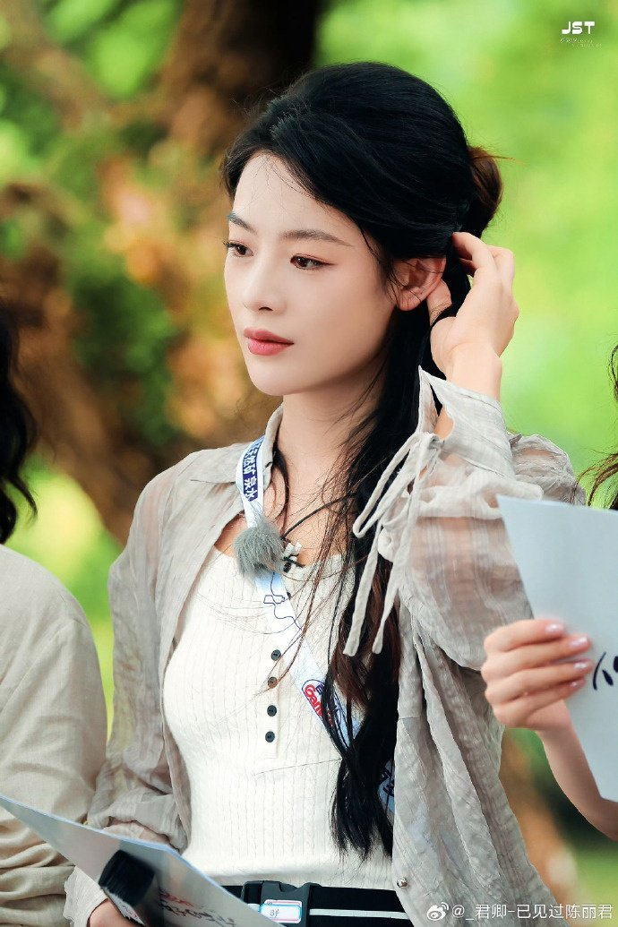 陈丽君踏雪溯源展现小雪节气中式美学