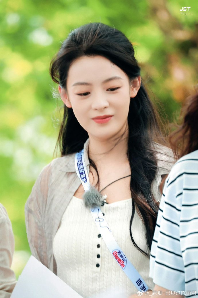 陈丽君踏雪溯源展现小雪节气中式美学