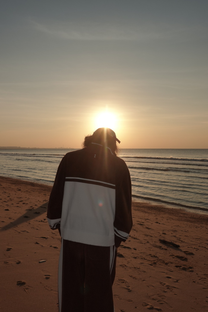 华晨宇海边漫步如画报，海口演唱会引期待