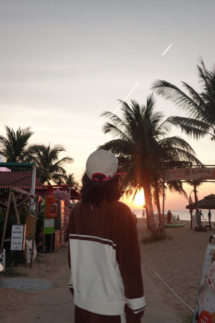 华晨宇海边漫步如画报，海口演唱会引期待