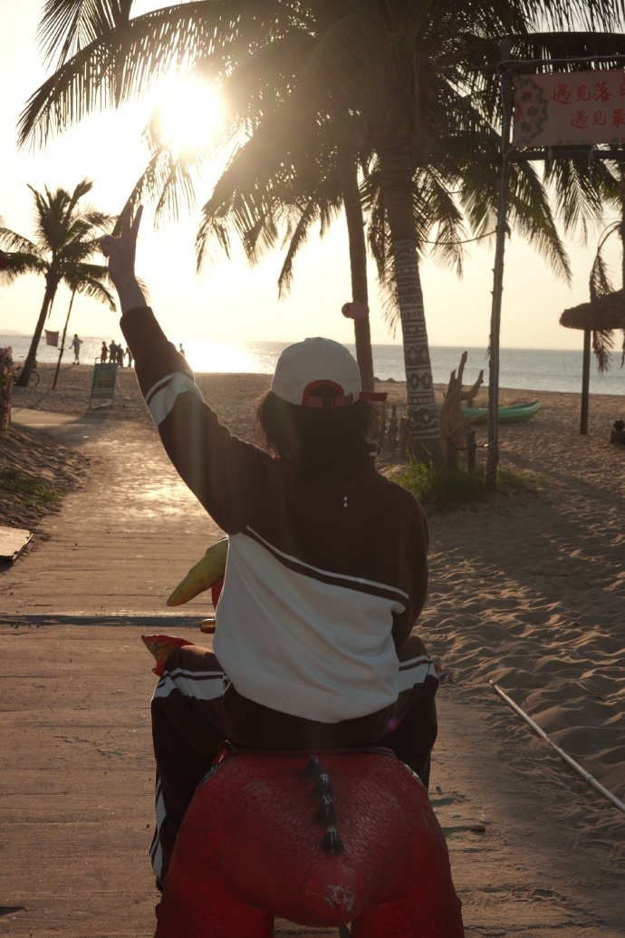 华晨宇海边漫步如画报，海口演唱会引期待