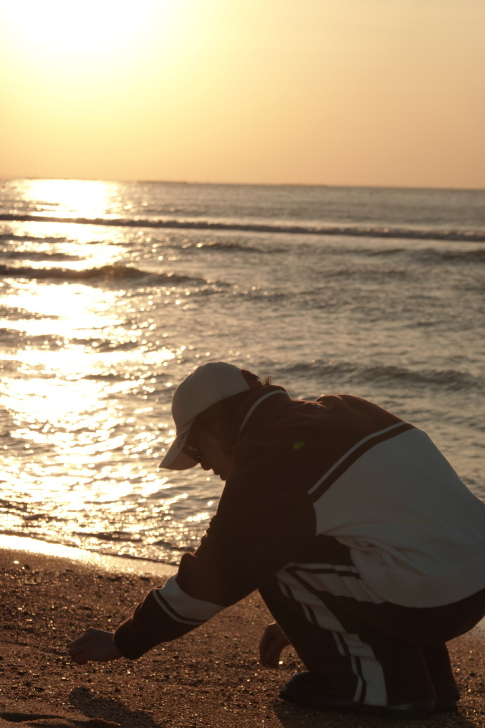 华晨宇海边漫步如画报，海口演唱会引期待