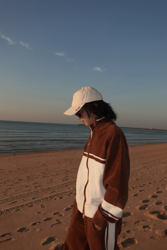 华晨宇海边漫步如画报，海口演唱会引期待