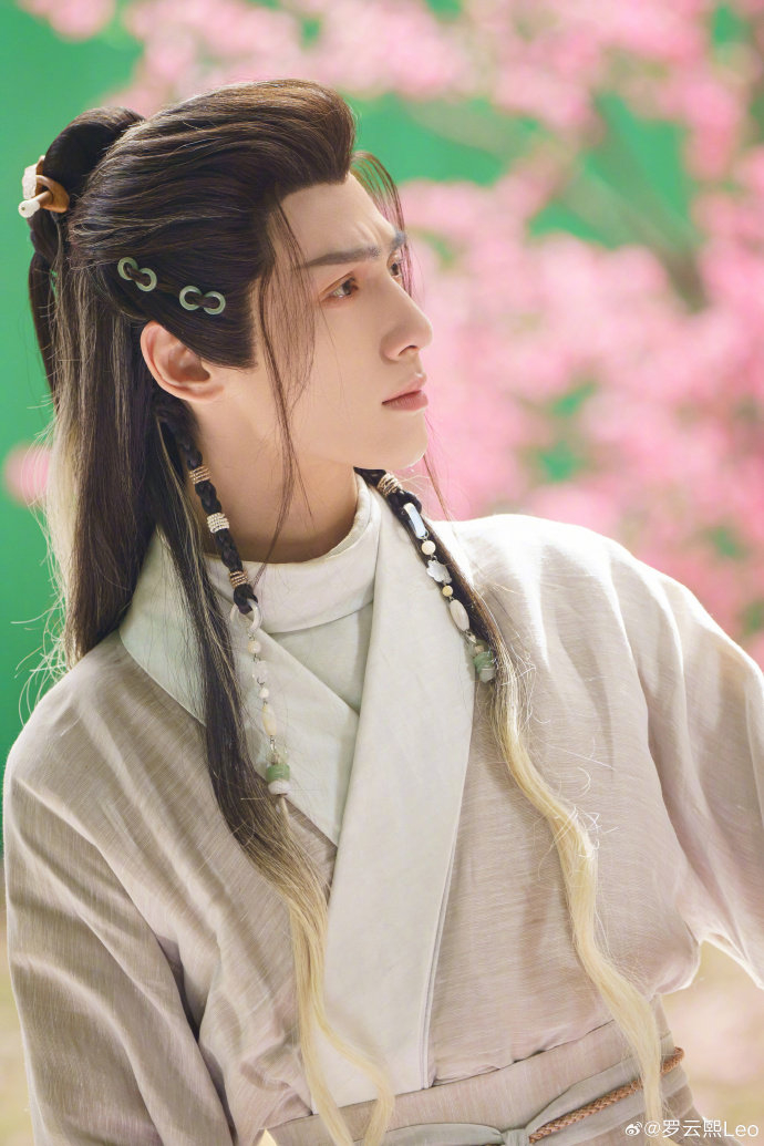 罗云熙晒唐俪辞剧照,称2025年是江湖回忆