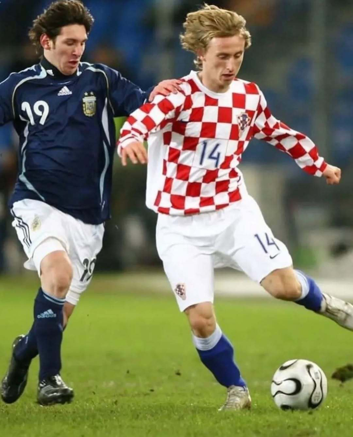 莫德里奇晒20年前首次穿最爱球衣旧照