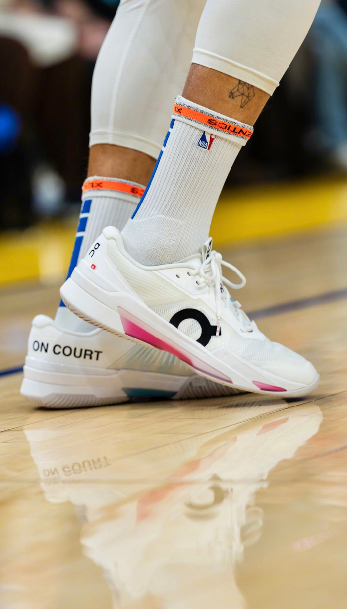 库里热身穿昂跑比赛换安踏，两双球鞋引关注