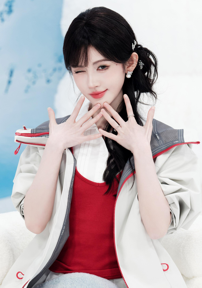 鞠婧祎直播开箱羽绒服送粉丝福利