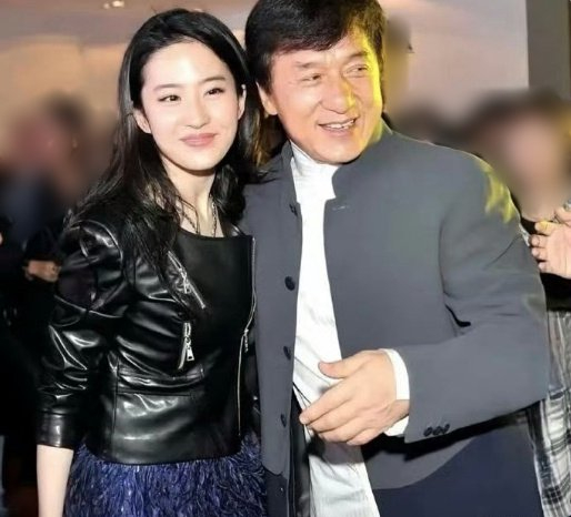 刘亦菲晒与成龙合照引回忆杀，网友猜测新合作