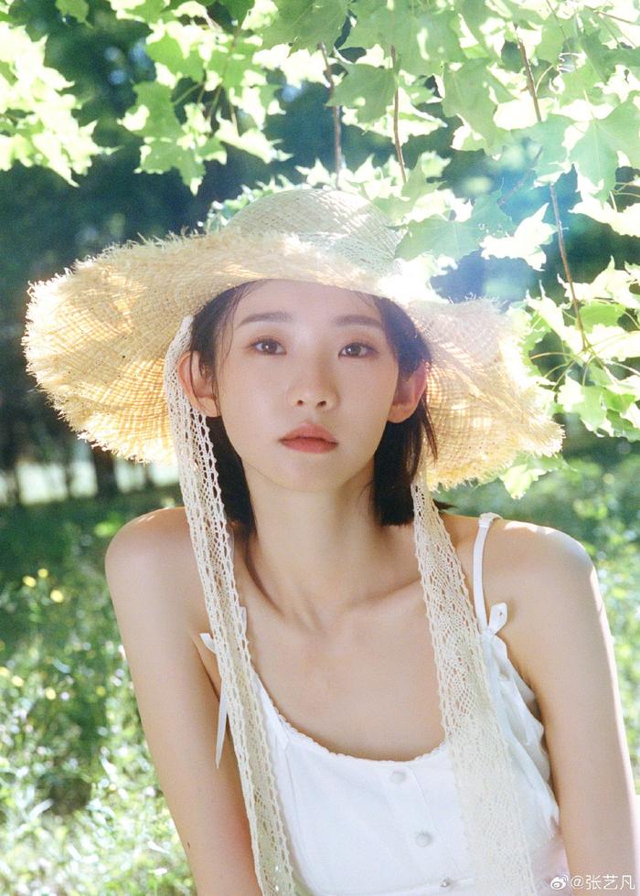 张艺凡暑期工播报治愈夏夜，新作《姐姐妹妹抓娃娃》《7天》热播