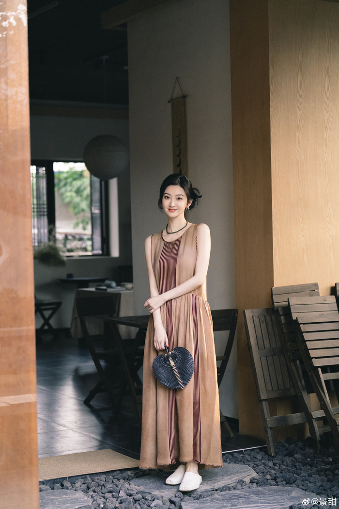 景甜简约牛仔造型亮相立冬大片,笃定眼神诠释时尚态度