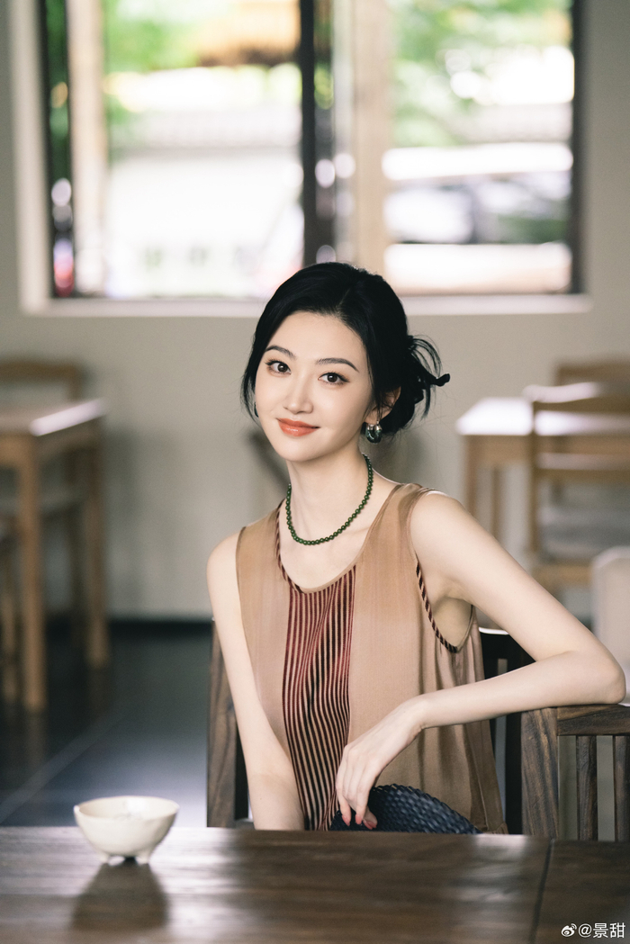 景甜简约牛仔造型亮相立冬大片,笃定眼神诠释时尚态度