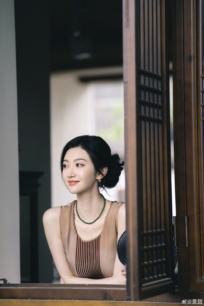 景甜简约牛仔造型亮相立冬大片,笃定眼神诠释时尚态度