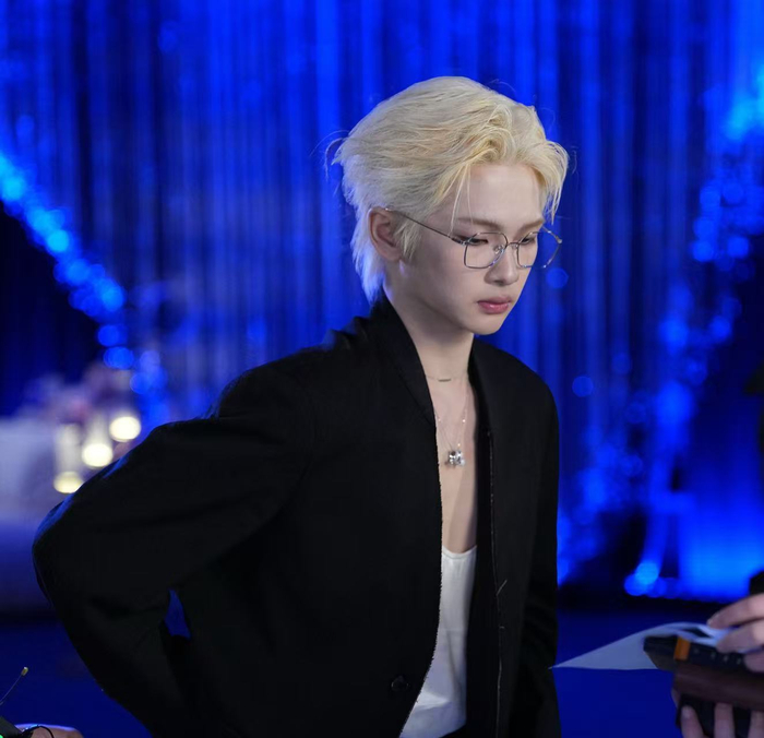 周震南亮相微博之夜展从容丰愉姿态