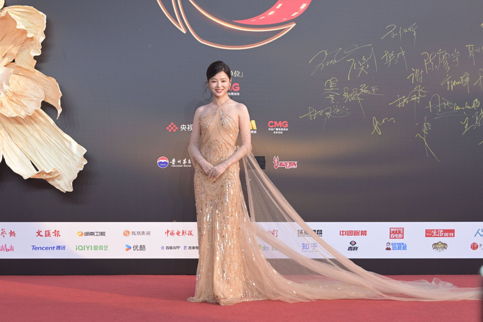 辛芷蕾鎏金挂脖裙亮相CMG红毯