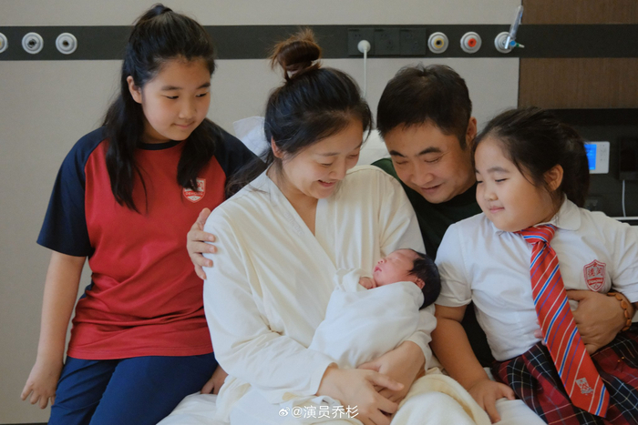 乔杉官宣三胎得子，晒一家五口合照