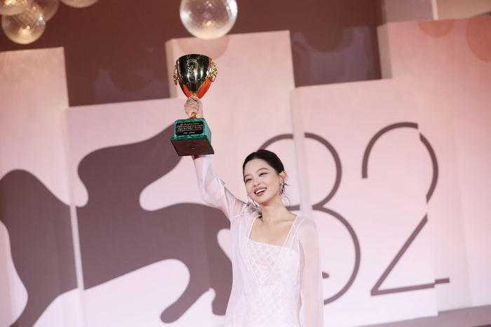 辛芷蕾回应获奖争议,称观众认可最珍贵