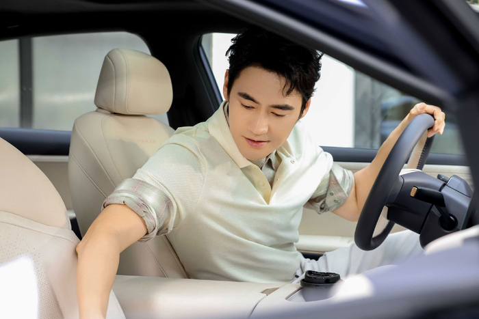 袁弘张歆艺周末自驾出行，座驾收纳便捷安静舒适