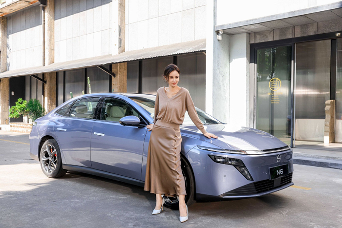 袁弘张歆艺周末自驾出行，座驾收纳便捷安静舒适