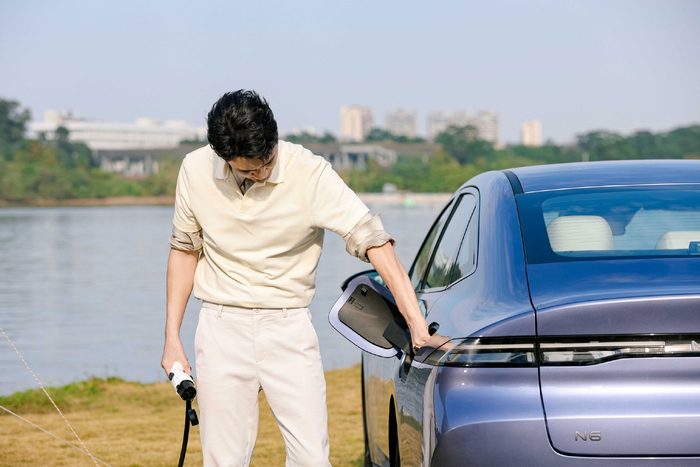 袁弘张歆艺周末自驾出行，座驾收纳便捷安静舒适