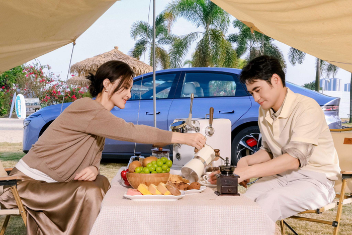 袁弘张歆艺周末自驾出行，座驾收纳便捷安静舒适